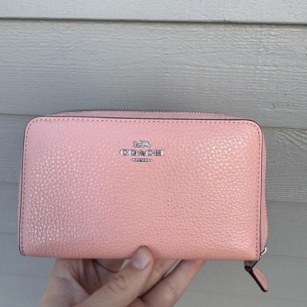 Coach Medium ID Zip Wallet in Shell (Light Pink/Ballet Pink)